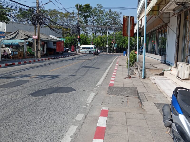 Rent Warehouse closed road and show room near Suan Luang Rama IX Park. at Prawet ให้เช่าโกดังหรือโชว์รูมสินค้า อาคารติดถนน ประเวศ