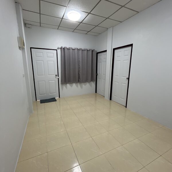 ทาวน์เฮ้าส์ รีโนเวทใหม่ ให้เช่า ม.นิราวิลล์ ฝั่งตรงข้าม สวนอุตสาหกรรม จงสถิตย์ ใกล้ซอย บางบอน 5 โทร 0935109099