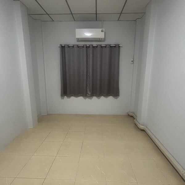 ทาวน์เฮ้าส์ รีโนเวทใหม่ ให้เช่า ม.นิราวิลล์ ฝั่งตรงข้าม สวนอุตสาหกรรม จงสถิตย์ ใกล้ซอย บางบอน 5 โทร 0935109099