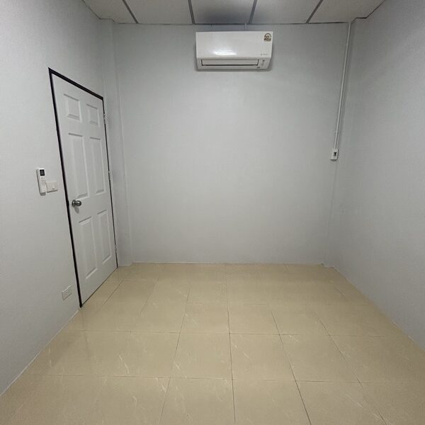 ทาวน์เฮ้าส์ รีโนเวทใหม่ ให้เช่า ม.นิราวิลล์ ฝั่งตรงข้าม สวนอุตสาหกรรม จงสถิตย์ ใกล้ซอย บางบอน 5 โทร 0935109099