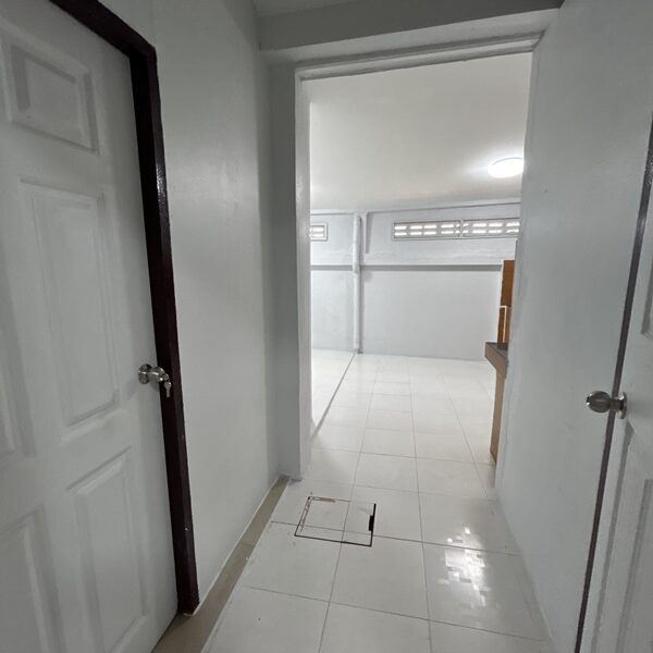 ทาวน์เฮ้าส์ รีโนเวทใหม่ ให้เช่า ม.นิราวิลล์ ฝั่งตรงข้าม สวนอุตสาหกรรม จงสถิตย์ ใกล้ซอย บางบอน 5 โทร 0935109099