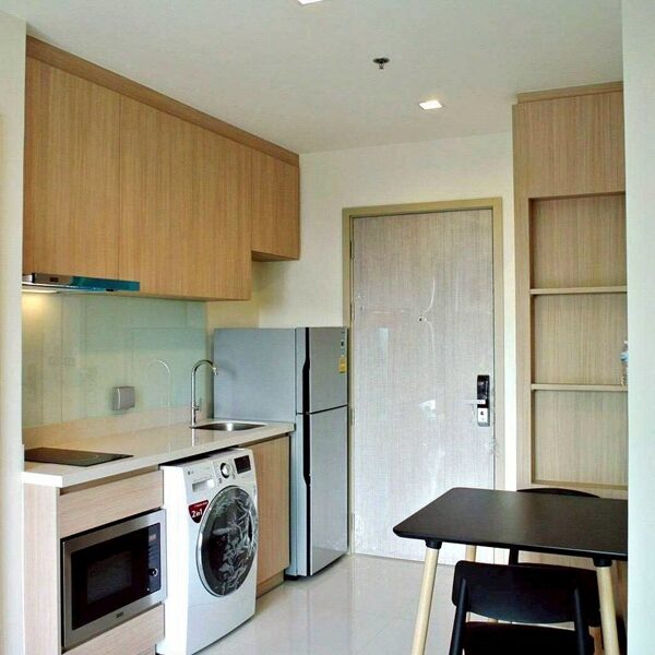 For sale RHYTHM SUKHUMVIT 36-38 ใจกลางทองหล่อ ใกล้ BTS ชั้น 10 วิวสระ โทร 094-9963362