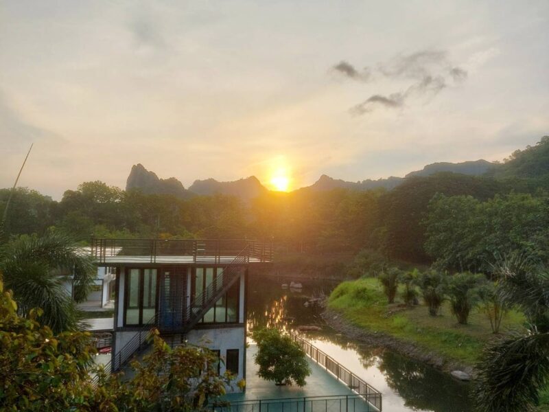 ⛰️✨ ขายที่ดินพรีเมียม 25 ไร่ โฉนดครุฑแดง วิวภูเขาโอบล้อม 3 ด้าน พร้อม Sky Resort และทะเลสาบส่วนตัว ทำเลทองตำบลทับกวาง อำเภอแก่งคอย จังหวัดสระบุรี ใกล้กรุงเทพฯ เพียง 90 กิโลเมตร เหมาะพักผ่อนระดับ Private หรือต่อยอดธุรกิจพูลวิลล่า โฮมสเตย์ และคาเฟ่หรู 🏡🌳