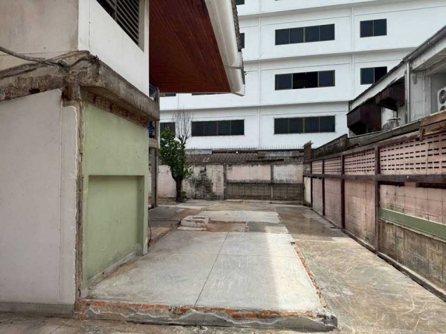 ให้เช่าที่ดินพร้อมบ้านเดี่ยว ทำเลทองสุขุมวิท 71 ปรีดี 14 ที่จอดรถ 20 คัน