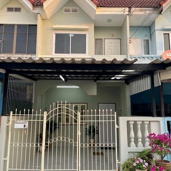ขาย บ้านทาวน์เฮาส์ 2 ชั้น หมู่บ้านสินธานี2 ซ.รามอินทรา119 ติดถนนใหญ่ ใกล้รถไฟฟ้า โทร 0863754112