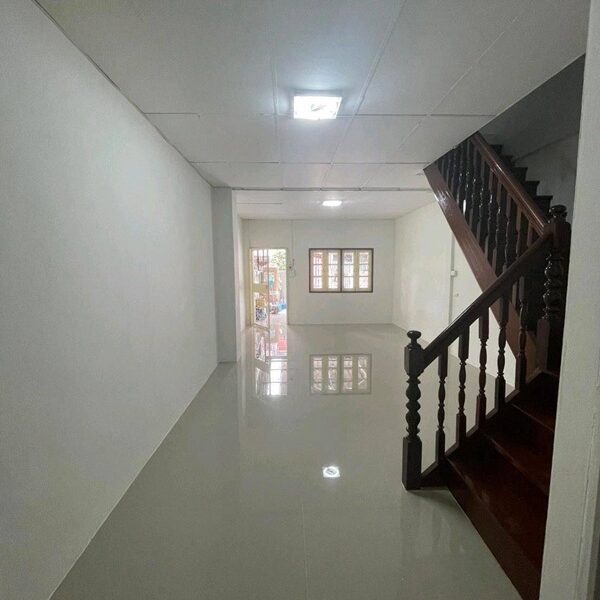 ขาย บ้านทาวน์เฮาส์ 2 ชั้น หมู่บ้านสินธานี2 ซ.รามอินทรา119 ติดถนนใหญ่ ใกล้รถไฟฟ้า โทร 0863754112