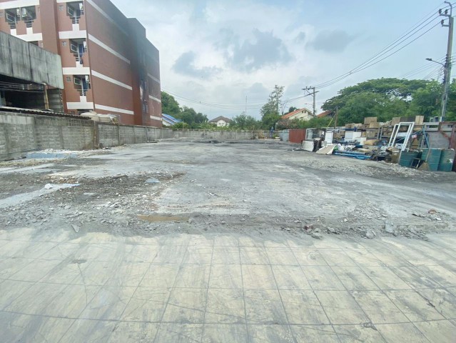 เทคอนกรีตเต็มพื้นที่ หลักสี่ แจ้งวัฒนะ6-14 ที่ดินถมสูง 200 ตร.ว. ติดถนน 2ด้าน รถบรรทุกสิบล้อเข้าออกได้สะดวก รพ.มงกุฎวัฒนะ 1.6 กม.