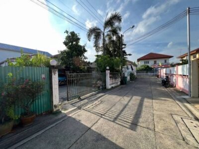 ขายที่ดินพร้อมบ้านชั้นเดียว 129 ตรว. ลาดพร้าว 71 สังคมสงเคราะห์ 24 เลียบด่วน ถนนซอยกว้าง เดินทางสะดวก