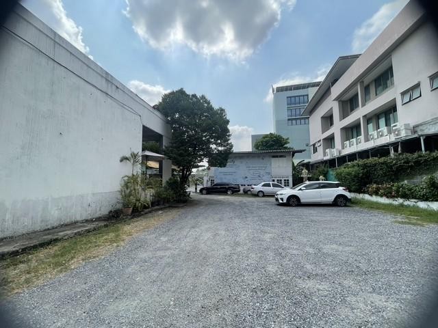 BH4302 ให้เช่าที่ดินพร้อมอาคาร ถนนสุคนธสวัสดิ์ เลียบด่วนรามอินทรา นวลจันทร์ ขนาด 636 ตารางวา เหมาะทำโชว์รูม คลังสินค้า ศูนย์กระจายสินค้า