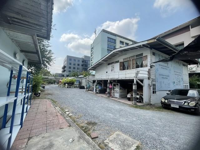 BH4302 ให้เช่าที่ดินพร้อมอาคาร ถนนสุคนธสวัสดิ์ เลียบด่วนรามอินทรา นวลจันทร์ ขนาด 636 ตารางวา เหมาะทำโชว์รูม คลังสินค้า ศูนย์กระจายสินค้า