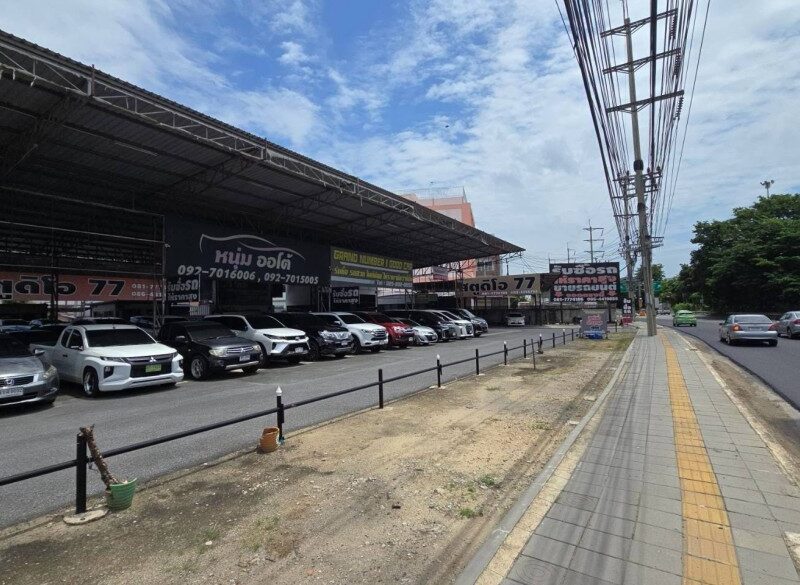 ที่ดินแปลงใหญ่บนทำเลศักยภาพ ติดถนนกัลปพฤกษ์ รายล้อมด้วยแหล่งการค้า เหมาะสำหรับผู้ประกอบการและนักลงทุนที่กำลังมองหาที่ดินสำหรับพัฒนา