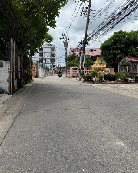 ขายด่วนที่ดิน 421 ตร.วา พร้อมสิ่งปลูกสร้าง ซอยลาดพร้าว 80 ใกล้ MRT ลาดพร้าว 71 ใกล้รัชดา เหม่งจ๋าย เลียบด่วน