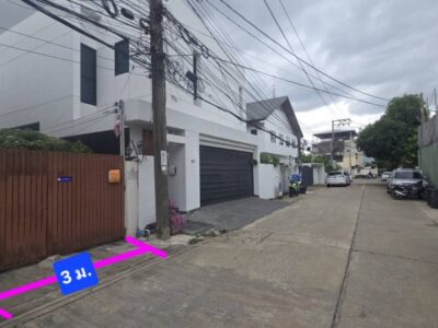 ขายที่ดินพร้อมสิ่งปลูกสร้าง 82 ตร.ว. พหลโยธิน ซอย 8 (ซอยสายลม) แปลงสี่เหลี่ยมสวย ถนนสูงน้ำไม่ท่วม ทำเลดี