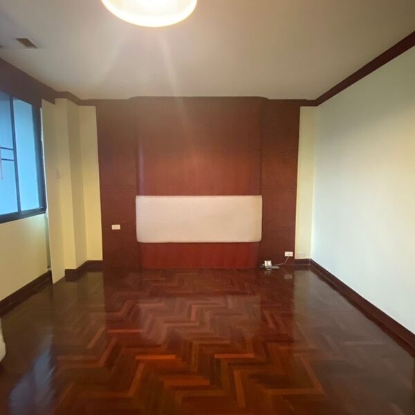 ขายคอนโดห้องใหญ่ ใจกลางอโศก ใกล้ BTS + สวนเบญฯ เป็นส่วนตัว เหมาะอยู่เองหรือปล่อยเช่า โทร 095-5647444