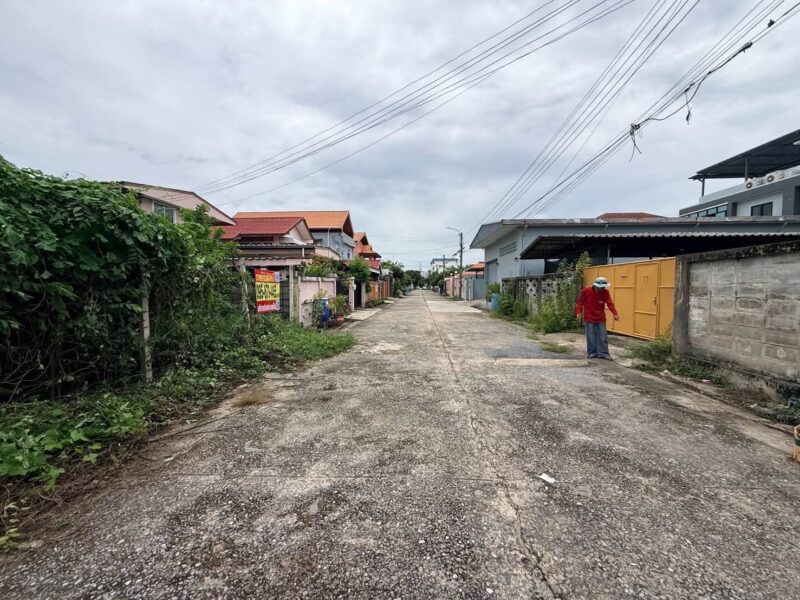 ขายด่วนที่ดินนวมินทร์ 60 ตรว ติดถนนสาธารณะ ถมแล้ว+ล้อมลวดหนาม ซ.นวมินทร์ 163 แยก13-4 บางกะปิ กทม.