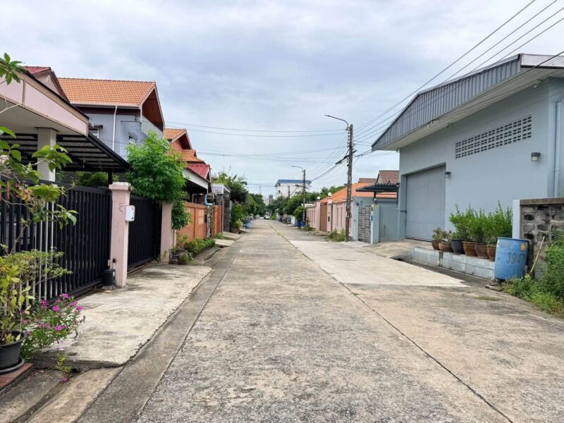ขายด่วนที่ดินนวมินทร์ 60 ตรว ติดถนนสาธารณะ ถมแล้ว+ล้อมลวดหนาม ซ.นวมินทร์ 163 แยก13-4 บางกะปิ กทม.