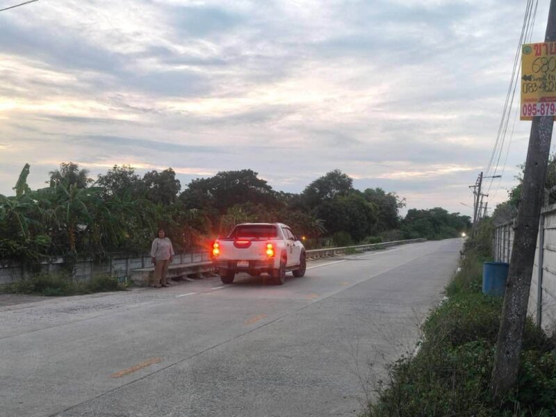 ขายด่วนที่ดิน 680 ตรว ติดถนนสาธารณะ 2 ด้าน แปลงมุม บ้านงิ้ว สามโคก ปทุมธานี