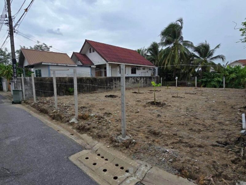 ขายที่ดินใกล้ม.กรุงเทพธนบุรี 61 ตรว ติดถนนสาธารณะ ถมแล้ว+ล้อมรั้วลวดหนาม ซ.ทวีวัฒนา-กาญจนาภิเษก 22 ตลิ่งชัน กทม.