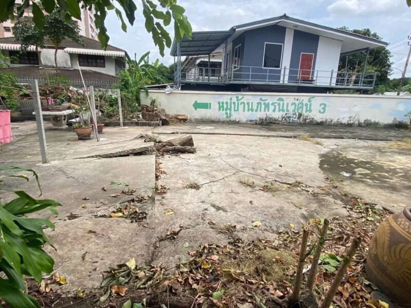 ขายด่วนที่ดินถมแล้ว 40 ตรว ติดถนนคอนกรีตสาธารณะ 2 ด้าน แปลงมุม ซ.ประชานุกูล 3 ซอย 1 บางซื่อ กรุงเทพฯ