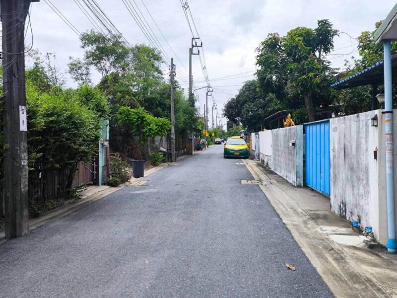 ขายที่ดินใกล้ม.กรุงเทพธนบุรี 61 ตรว ติดถนนสาธารณะ ถมแล้ว+ล้อมรั้วลวดหนาม ซ.ทวีวัฒนา-กาญจนาภิเษก 22 ตลิ่งชัน กทม.