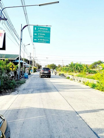 ขายที่ดินติดถนนแคราย-พุทธสาคร-หนองแขม อำเภอกระทุ่มแบน จังหวัดสมุทรสาคร เนื่อที่ 8 ไร่ 2 งาน