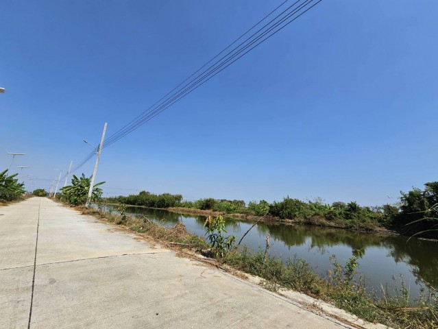 ใกล้ถนนมอเตอร์เวย์ พิกัด : ต.ศรีษะจรเข้น้อย อ.บางเสาธง จ. สมุทรปราการ