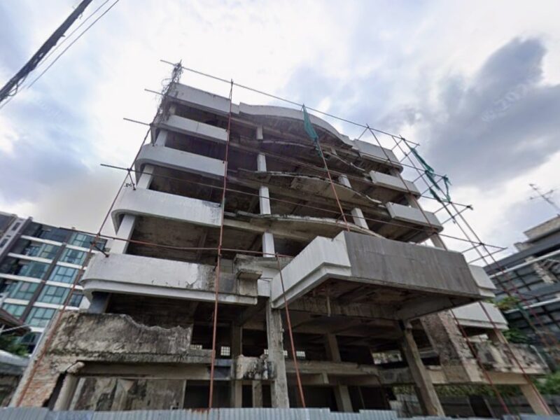 ขายที่ดินพร้อมตึก 6 ชั้น (ขายตามสภาพ) 104 ตร.ว. ซอยทองหล่อ 25 ใกล้ รพ.คามิลเลียน