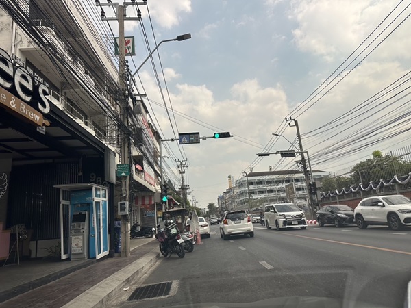 ขายด่วน! อาคารพาณิชย์ 3.5 ชั้น พร้อมผู้เช่า ทำเลทองแบริ่ง ตรงข้าม รร.เซนต์โยเซฟ โทร 092-830-9541