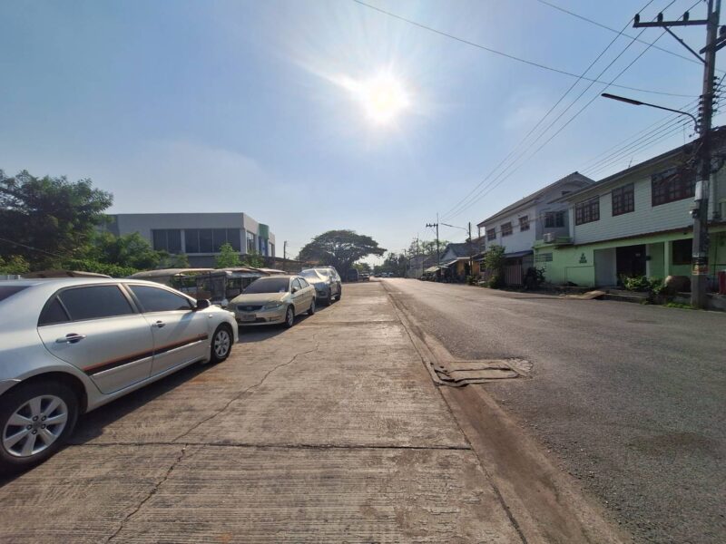 ขายที่ดินเปล่า 100 ตรว. ใกล้สถานีรถไฟฟ้าหลักหก, โรงเรียนสายปัญญารังสิต