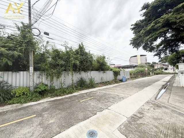 ขายที่ดินแปลงสวย ทำเลดี ซอยลาดพร้าว115 ตรงข้ามเดอะมอลล์บางกะปิ ขนาด 304 ตร.ว (ตร.ว.ละ 90,000 บาท) จะเหมายกแปลง หรือแบ่งแปลงขายก็คุ้มสุดๆ