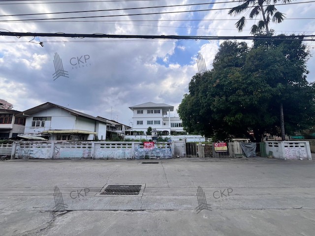 L260156 | ขายที่ดินแปลงมุม ทำเลทอง ซอยลาดพร้าว 102 ขนาด 170 ตร.วา ที่ดินสวย อยู่มุมถนน ในย่านชุมชนเมือง