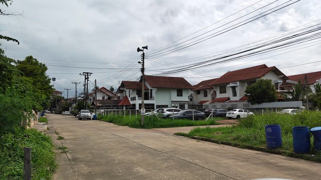 ขายที่ดินแปลงหัวมุม หมู่บ้านรุ่งเรืองวิลเลจ ซอยประชาสโมสร 26 เมืองขอนแก่น ห่างถนนใหญ่เพียง 200 เมตร เหมาะสร้างบ้าน