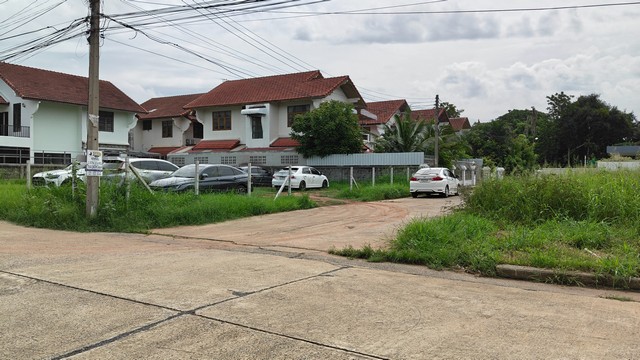 ขายที่ดินแปลงหัวมุม หมู่บ้านรุ่งเรืองวิลเลจ ซอยประชาสโมสร 26 เมืองขอนแก่น ห่างถนนใหญ่เพียง 200 เมตร เหมาะสร้างบ้าน
