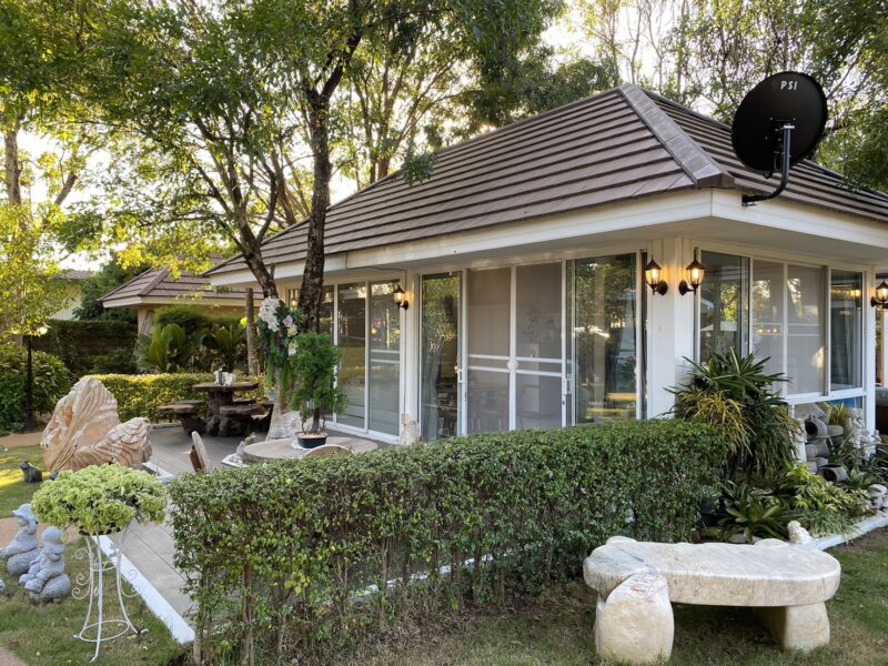 ขายบ้านสวนพร้อมบ้าน 3 หลัง บนที่ดิน 5 ไร่ ติดถนนใหญ่ เส้นทางไปห้วยสีทน จ.กาฬสินธุ์