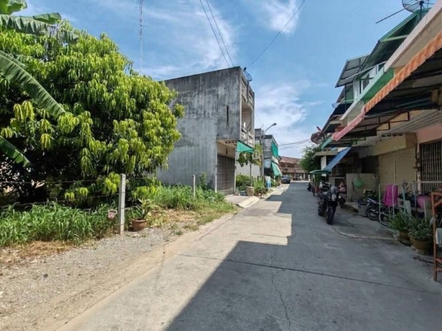 ขายที่ดินเปล่าใจกลางอู่ทอง สุพรรณบุรี 40 ตร.ว. ผังเมืองสีเหลือง ถมแล้วติดถนนสาธารณะ เหมาะลงทุนระยะยาว ใกล้แหล่งชุมชน