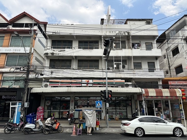 ขายตึก 3.5 ชั้น พร้อมผู้เช่า ตรงข้าม รร.เซนต์โยเซฟ ทำเลทองแบริ่ง (7-11) ซื้อแล้วรับรายได้ค่าเช่าต่อได้ทันที โทร 092-8309541