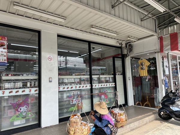 ขายอาคารพาณิชย์ 3.5 ชั้น ทำเลทองแบริ่ง ตรงข้าม รร.เซนต์โยเซฟ พร้อมผู้เช่า(7-11) ผลตอบแทน มากกว่า 5 เปอร์เซ็น