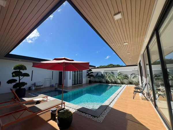 Luxury villa with a private swimming pool for sale in Phuket City. Conveniently located near shopping areas, Robinson, and ICONSIAM. For inquiries, please call 096-265-3964