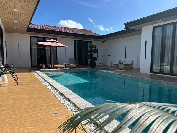 Luxury villa with a private swimming pool for sale in Phuket City. Conveniently located near shopping areas, Robinson, and ICONSIAM. For inquiries, please call 096-265-3964