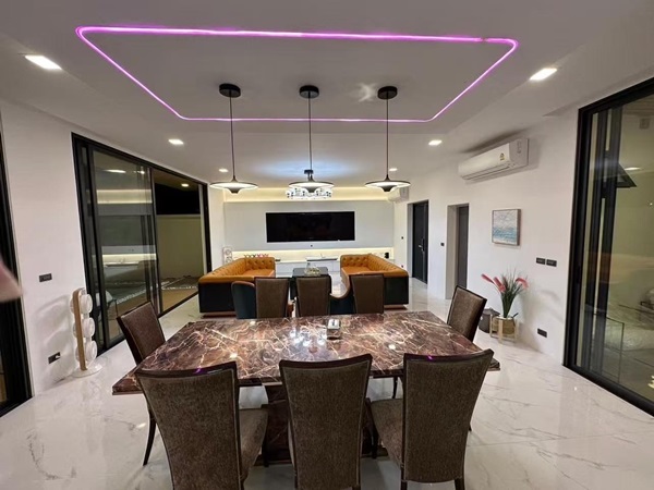 Luxury villa with a private swimming pool for sale in Phuket City. Conveniently located near shopping areas, Robinson, and ICONSIAM. For inquiries, please call 096-265-3964