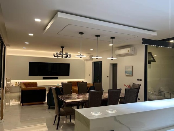 Luxury villa with a private swimming pool for sale in Phuket City. Conveniently located near shopping areas, Robinson, and ICONSIAM. For inquiries, please call 096-265-3964