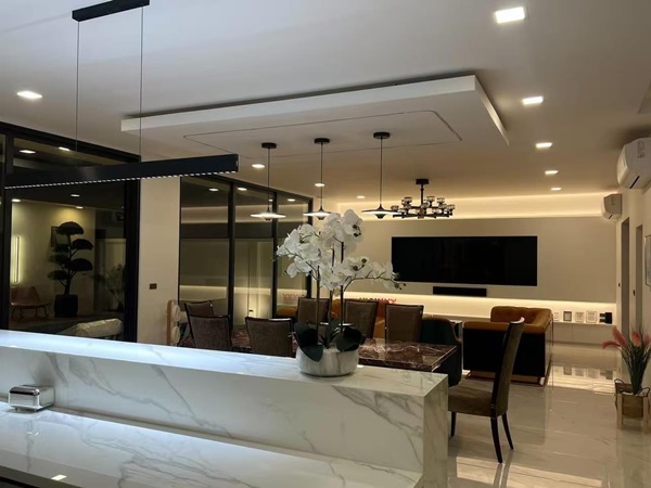 Luxury villa with a private swimming pool for sale in Phuket City. Conveniently located near shopping areas, Robinson, and ICONSIAM. For inquiries, please call 096-265-3964