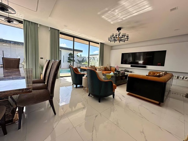 Luxury villa with a private swimming pool for sale in Phuket City. Conveniently located near shopping areas, Robinson, and ICONSIAM. For inquiries, please call 096-265-3964