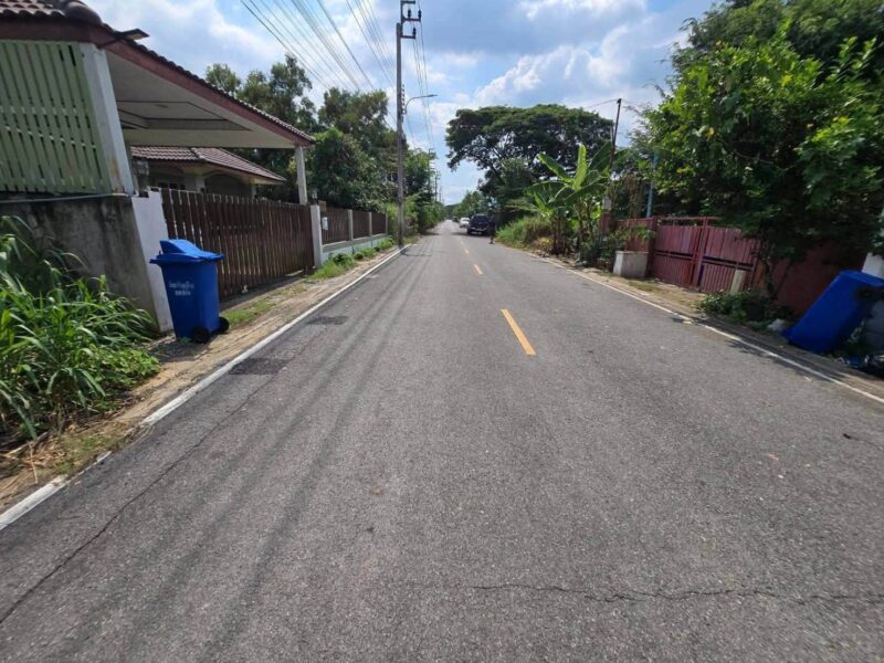 ขายด่วนที่ดินใกล้ศูนย์กระจายสินค้าโลตัส 100 ตรว ติดถนนลาดยางสาธารณะ ต.ลำโพ อ.บางบัวทอง จ.นนทบุรี