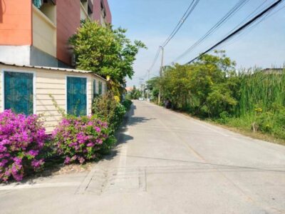 ขายด่วนที่ดินเมืองปทุม 112 ตรว ติดถนนสาธารณะ ซ.ทวีสุข 3/4 ต.บ้านกลาง จ.ปทุมธานี