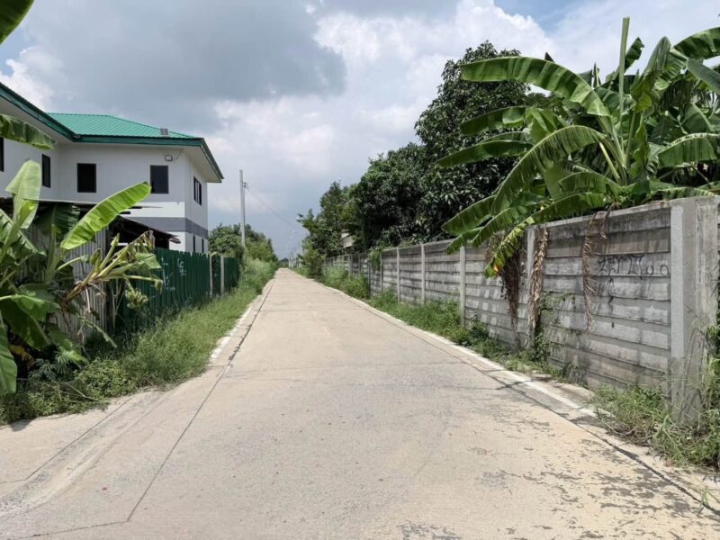 ขายด่วนที่ดินใกล้วัดป่ามณีกาญจน์ 100 ตรว ติดถนนคอนกรีตสาธารณะ ซ.มหาโชค บางกรวย นนทบุรี