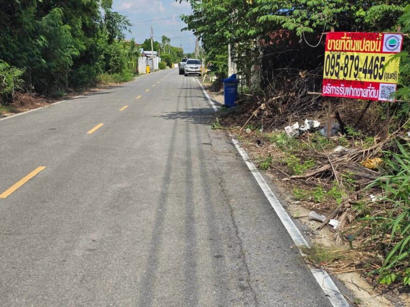 ขายด่วนที่ดินใกล้ศูนย์กระจายสินค้าโลตัส 100 ตรว ติดถนนลาดยางสาธารณะ ต.ลำโพ อ.บางบัวทอง จ.นนทบุรี