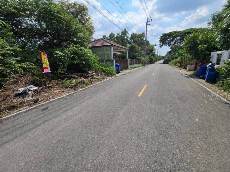 ขายด่วนที่ดินใกล้ศูนย์กระจายสินค้าโลตัส 100 ตรว ติดถนนลาดยางสาธารณะ ต.ลำโพ อ.บางบัวทอง จ.นนทบุรี